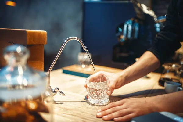 男性のバリスタは 背景にガラス カフェやバーのカウンターにフィルターの水を注ぐ カフェテリア バーテンダーの職業でバーテンダーによるプロのコーヒーの準備 — ストック写真