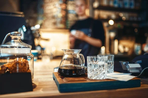 Glazen Met Zwarte Koffie Gefilterd Water Mannelijke Barista Café Toog — Stockfoto