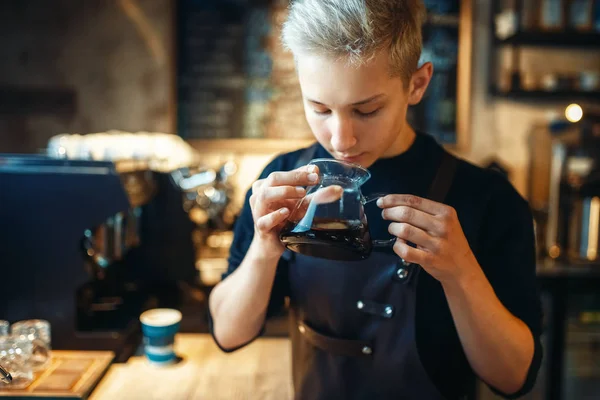 Junger Männlicher Barista Schnuppert Frisch Zubereiteten Schwarzen Kaffee Cafétheke Hintergrund — Stockfoto