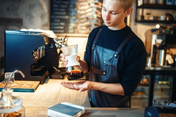 若い男性のバリスタ カフェ カウンターで新鮮なエスプレッソになります 食堂で働くバーテンダー バーテンダーは ブラック コーヒーを準備します — ストック写真