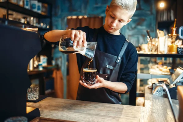 Jonge Mannelijke Barista Schort Maakt Verse Zwarte Koffie Bij Café — Stockfoto
