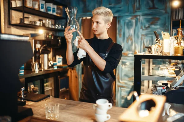 Varón Joven Barista Comprueba Platos Limpios Después Hacer Café Mostrador —  Fotos de Stock