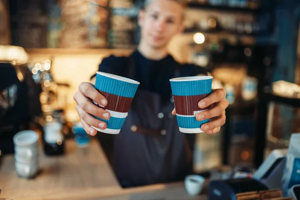 Varón Barista Sostiene Las Manos Dos Tazas Café Caliente Fresco — Foto de Stock