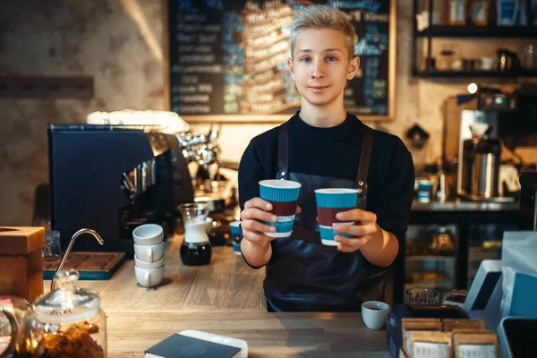 男性のバリスタの手で新鮮なホット コーヒー カフェ カウンターの背景の つのカップを保持します カフェテリア バーテンダーの職業にバーテンダーによるプロのエスプレッソ準備 — ストック写真