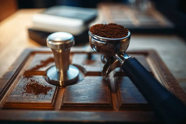 Frissen Őrölt Kávét Turk Áll Fából Készült Számláló Espresso Kávézó — Stock Fotó