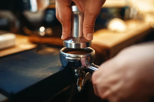 男咖啡手 咖啡柜台准备的新鲜红茶 酒吧招待在自助餐厅工作 酒保准备浓咖啡 — 图库照片