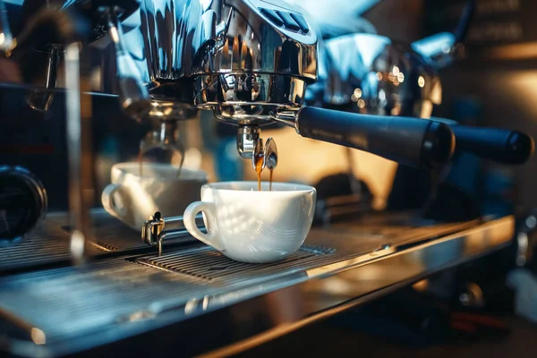 Espressomaschine Schüttet Frischen Schwarzen Kaffee Die Tasse Nahaufnahme Niemand Professionelles — Stockfoto