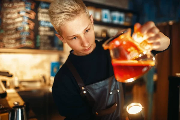 Joven Camarero Delantal Comprueba Sedimento Cafetera Barman Trabaja Cafetería Barman —  Fotos de Stock