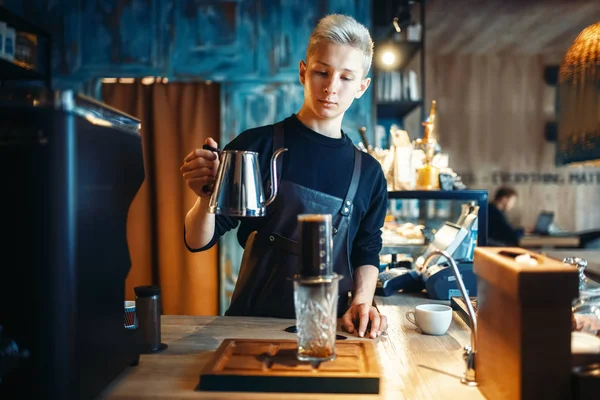 Barista Masculino Vierte Agua Caliente Cafetera Vaso Mostrador Cafetería Máquina —  Fotos de Stock