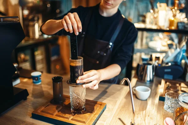 若い男性のバリスタ カフェ カウンターで新鮮なエスプレッソ ブラック コーヒーの準備になります バーマンは カフェテリア バーテンダーの職業 — ストック写真