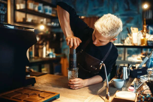 Junger Männlicher Barista Macht Frischen Espresso Schwarze Kaffeezubereitung Tresen Des — Stockfoto