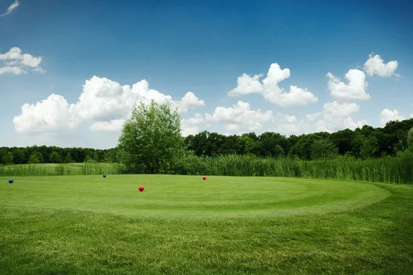 Dvě Koule Golfovém Hřišti Nikdo Zelená Louka Sportovní Klub Upraví — Stock fotografie