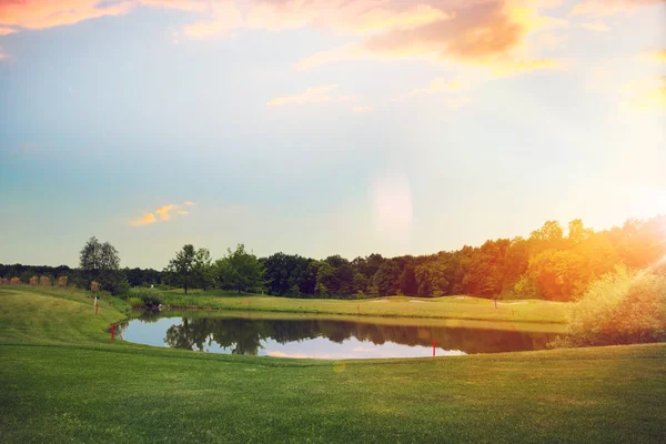 Golfové Vozíky Upraví Trávník Herní Kurz Při Západu Slunce Golfisté — Stock fotografie