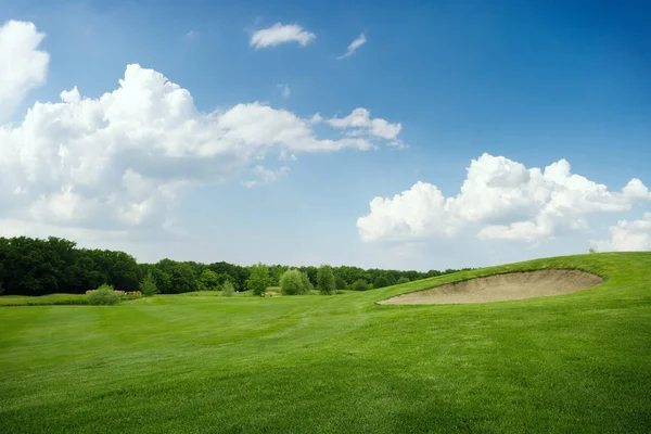 ゴルフ コース つのボール誰も スポーツ クラブ ゲーム 遊び場のためにトリミングされた芝生に緑の草原 — ストック写真