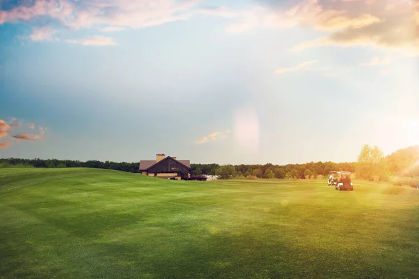 Golf Cars Trimmed Lawn Game Course Sunset Golfers Green Meadow — Stock Photo, Image