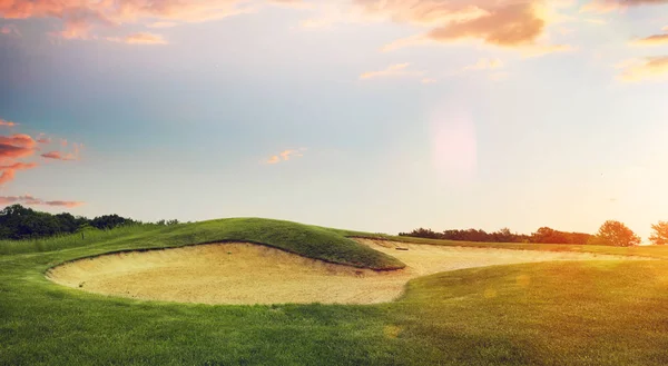 Golfbaan Groene Weide Sportclub Bij Zonsondergang Bijgesneden Gazon Voor Spel — Stockfoto