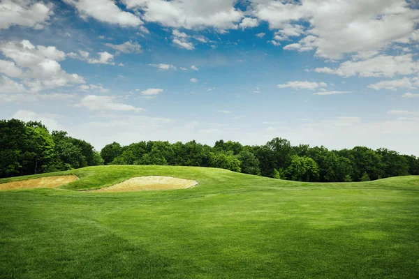 ゴルフ場でのゴルフの芝生と砂のバンカーをトリミング誰も スポーツ クラブ 遊び場と緑の草の牧草地 — ストック写真