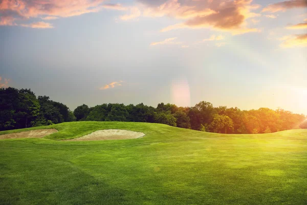 Golfbaan Groene Weide Sportclub Bij Zonsondergang Bijgesneden Gazon Voor Spel — Stockfoto