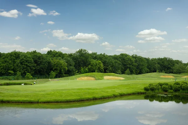 Lago Espejo Césped Recortado Bunkers Arena Para Jugar Golf Campo — Foto de Stock