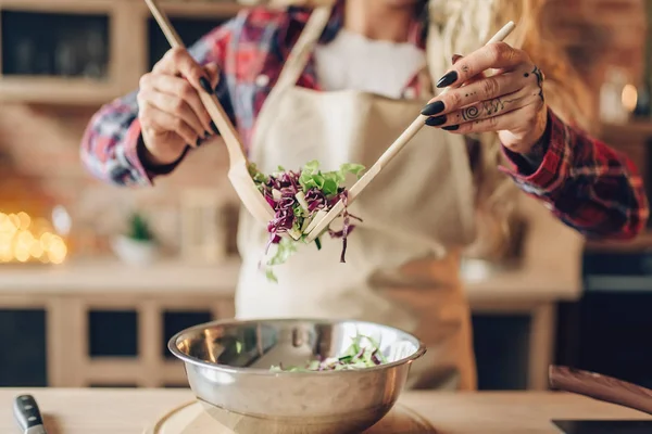 Kadını Yemek Taze Salata Mutfak Arka Plan Üzerinde Önlük Mutlu — Stok fotoğraf