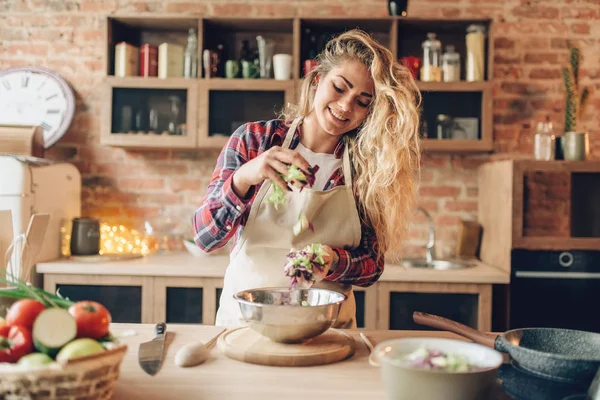Kadını Yemek Taze Salata Mutfak Arka Plan Üzerinde Önlük Mutlu — Stok fotoğraf