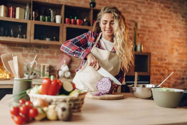 Kadın Aşçı Önlüğü Kesme Taze Sebze Mutfak Arka Plan Üzerinde — Stok fotoğraf