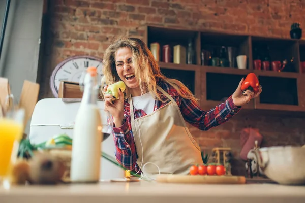 Casalinga Sorridente Grembiule Gioca Con Pepe Fresco Cucina Cuoca Che — Foto Stock