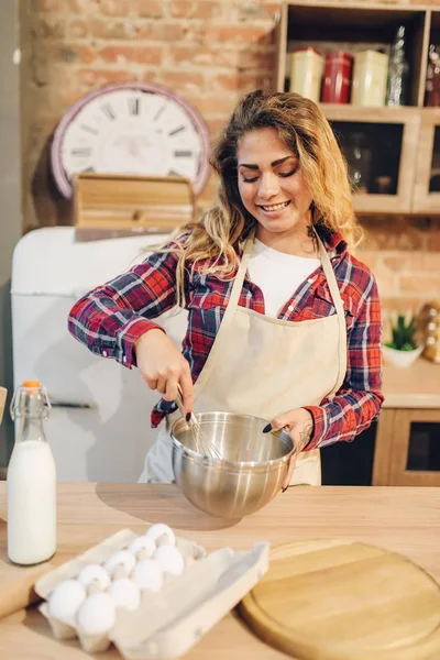 Femme Foyer Souriante Dans Tablier Faisant Pâte Dans Bol Intérieur — Photo