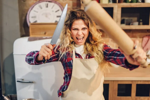 Furieuse Femme Foyer Dans Tablier Avec Couteau Rouleau Pâtisserie Dans — Photo