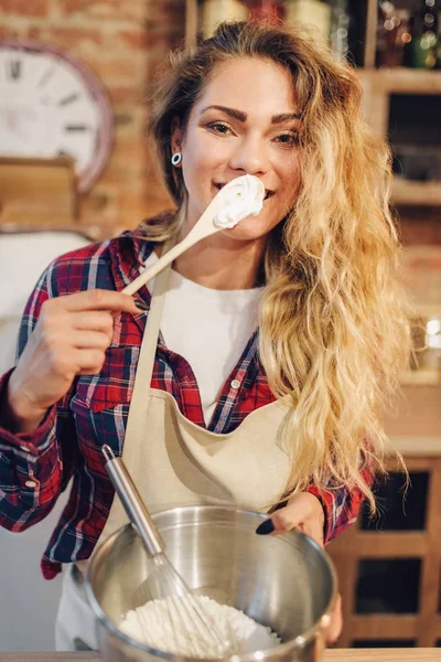 Jeune Femme Foyer Dans Tablier Goûte Pâte Fraîche Intérieur Cuisine — Photo