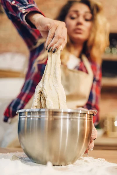 Huisvrouw Een Schort Koken Deeg Metaalkom Keuken Interieur Achtergrond Vrouwelijke — Stockfoto