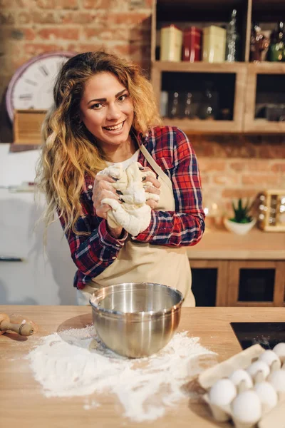 Femme Foyer Dans Tablier Cuisson Pâte Dans Bol Métal Intérieur — Photo