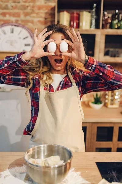 Playful Housewife Apron Covered Her Eyes Eggs Kitchen Interior Background — Stock Photo, Image