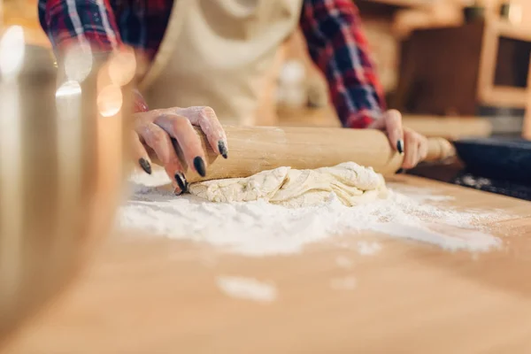 Dona Casa Avental Rola Massa Com Rolo Interior Cozinha Fundo — Fotografia de Stock