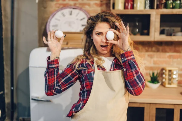 Playful Housewife Apron Covered Her Eyes Eggs Kitchen Interior Background — Stock Photo, Image