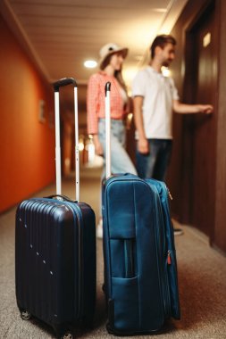 Bavul otel oda Çift arka plan üzerinde otel odanın kapısını açın. Seyahat ya da turizm kavramı. Koridor torbalarda turistlerle