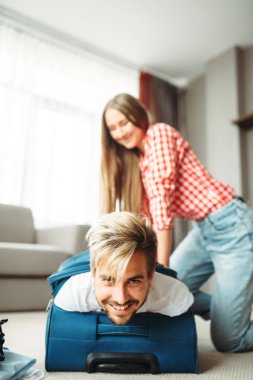 Neşeli kız kocasını bir bavulun içinde Paketli.