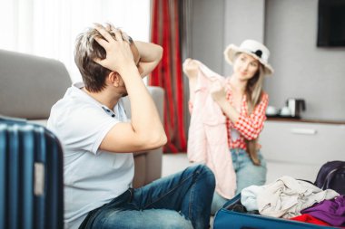 Karı koca tatil için onların bavul ambalaj. Yolculuk kavramı ücretleri. Bagaj hazırlık