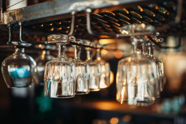 Satır çubuğunda asılı gözlük sayaç closeup, kimse. Barmen ekipman