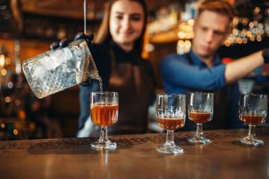 Erkek ve kadın barmen Bar sayacı. Alkol içki hazırlama. Barda çalışan iki barmans