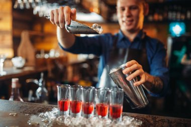 Bardaki erkek barmen sayaç buzun içinde durup gözlüklü. Barda barmen. Barmen işgal