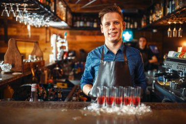 Bardaki erkek barmen sayaç buzun içinde durup gözlüklü. Barda barmen. Barmen işgal