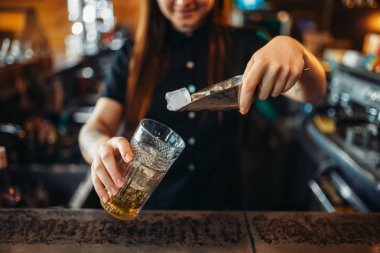Kadın barmen barda karıştırma sayaç pub. Kadın barmen içecek hazırlar. Barmen işgal