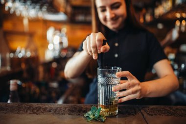 Kadın barmen barda karıştırma sayaç pub. Kadın barmen içecek hazırlar. Barmen işgal