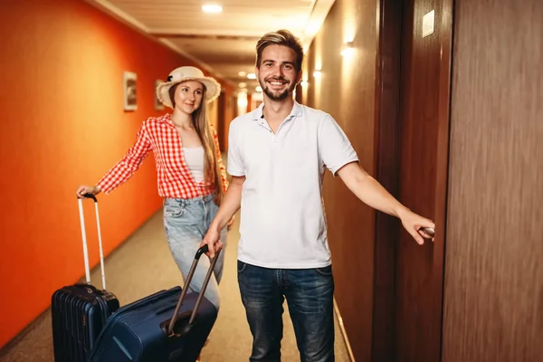 Glückliches Paar Mit Koffern Die Ins Hotel Einchecken Reise Oder — Stockfoto