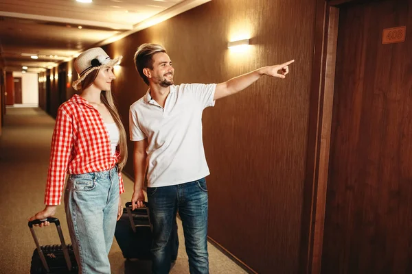 Glückliches Paar Mit Koffern Auf Der Suche Nach Einem Hotelzimmer — Stockfoto