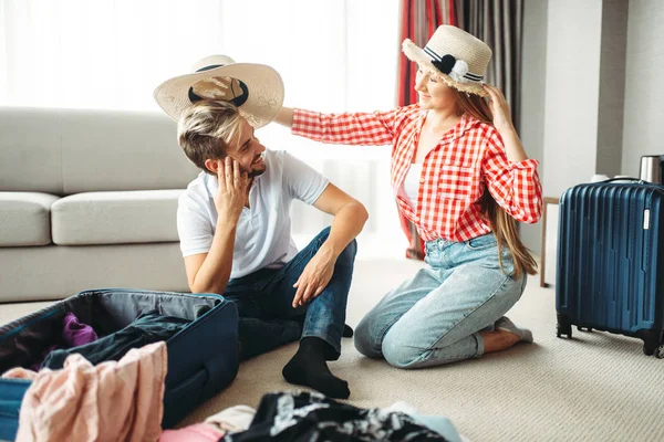 Gelukkige Paar Verpakken Hun Tassen Voor Vakantie Vergoedingen Reis Concept — Stockfoto