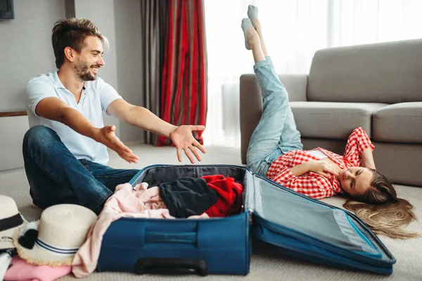 Cuplu Tânăr Îşi Împachetează Valiza Vacanţă Taxe Conceptul Călătorie Pregătirea — Fotografie, imagine de stoc