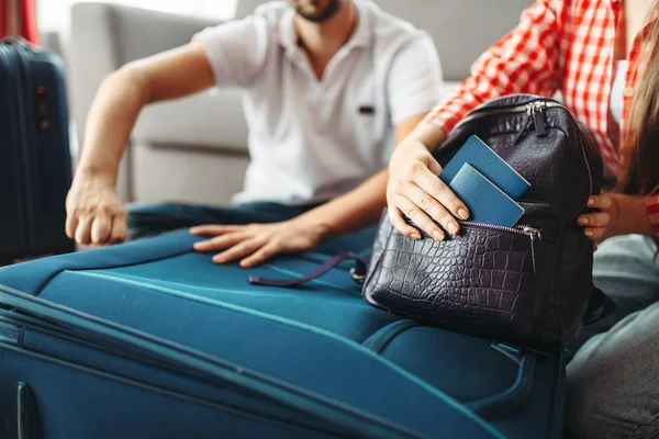 Paar Packt Seine Koffer Für Den Urlaub Und Nimmt Dokumente — Stockfoto