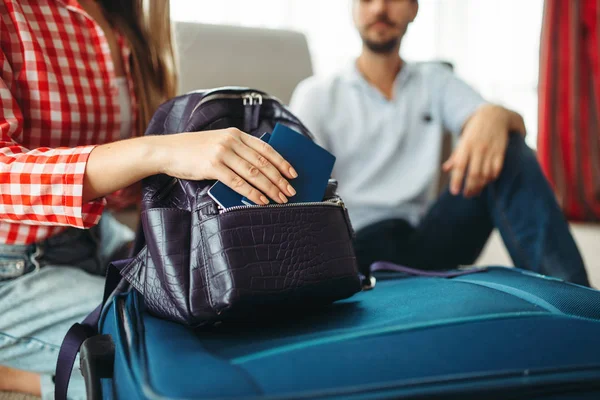 Paar Packt Seine Koffer Für Den Urlaub Und Nimmt Dokumente — Stockfoto